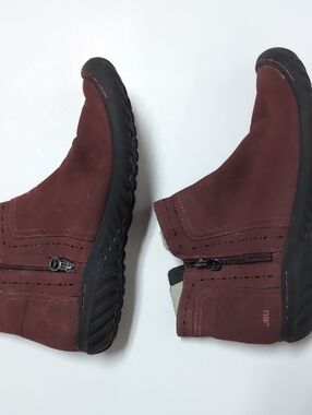 JBU Women's Burgundy Zip Side Chukka Boots